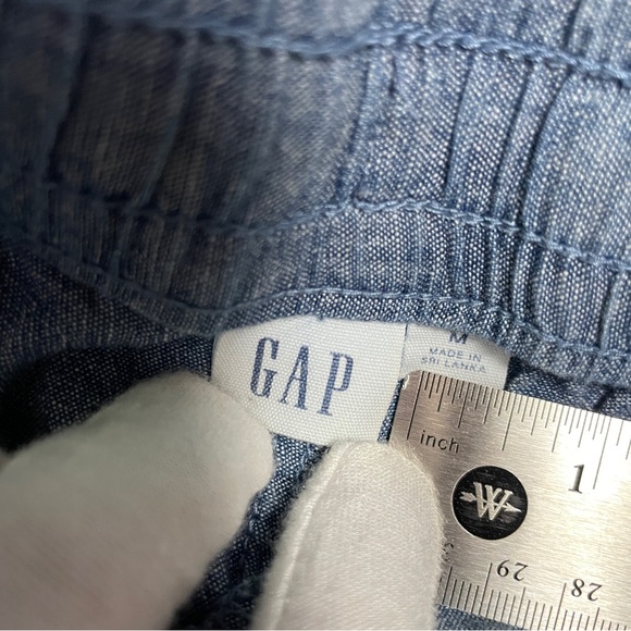 GAP Women's Denim Cotton Shorts in Size Medium NWOT - Picture 3 of 8